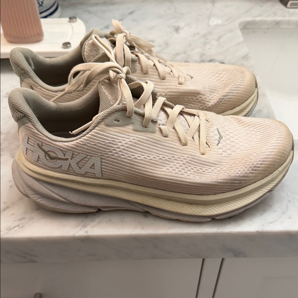 Hoka Clifton 9 (youth 5.5/Women’s 7)